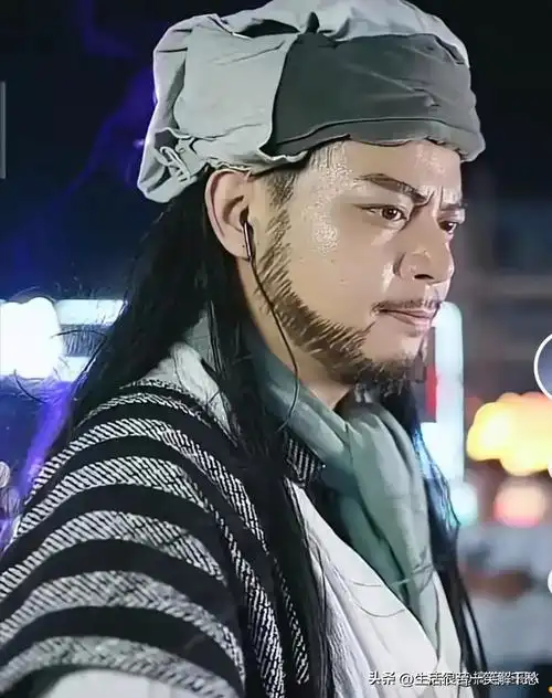 小伙子表示:自己无论从哪个角度看都比较像原版乔峰,不少**还以为他就