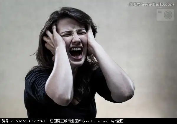 抓头抓狂崩溃的女人狂哭大哭
