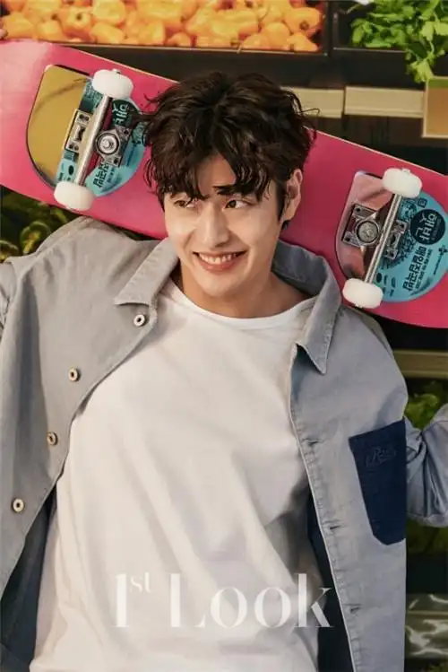 演员姜河那拍摄画报公开 宅男面貌展现可爱魅力