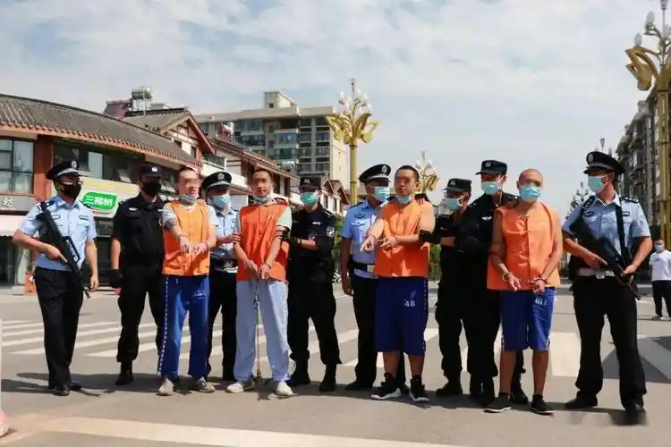 楚雄一地警方集中押解32名涉案犯罪嫌疑人辨认作案现场