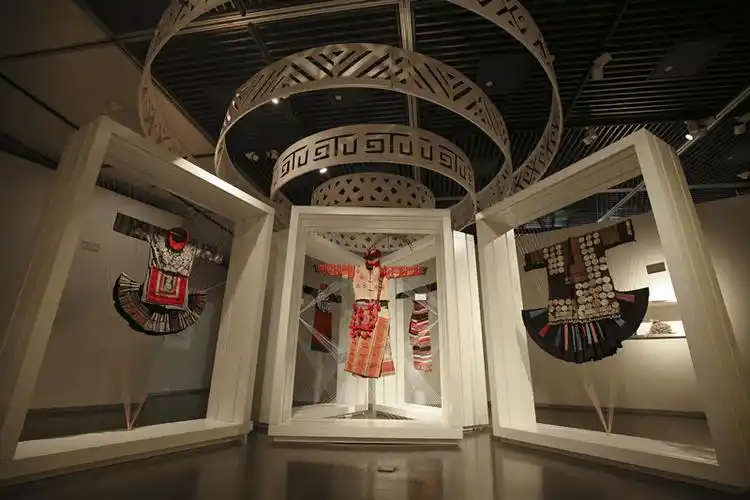 首页 特色栏目 博物馆当天下午,展览总策划,中国民族博物馆副馆长郑茜