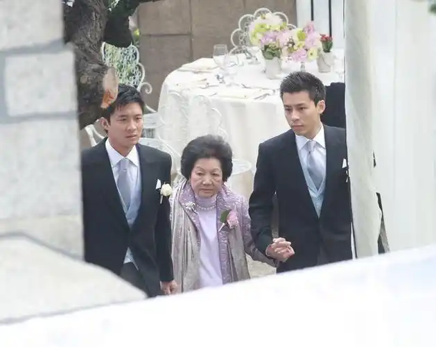 cn 2012-11-09 14:41 来源:河北新闻网综合 霍启山与霍启仁在婚礼现场