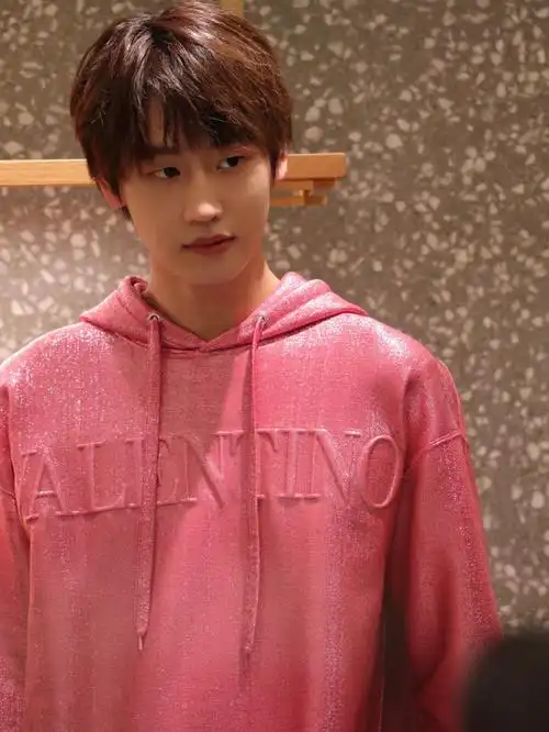 南京华伦天奴站台ak刘彰