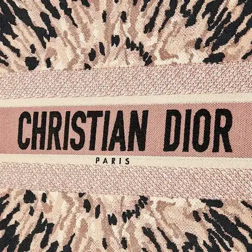 dior」扎染工艺在刺绣包身上呈现放射的圆形图腾,梦幻的藕粉色系花纹