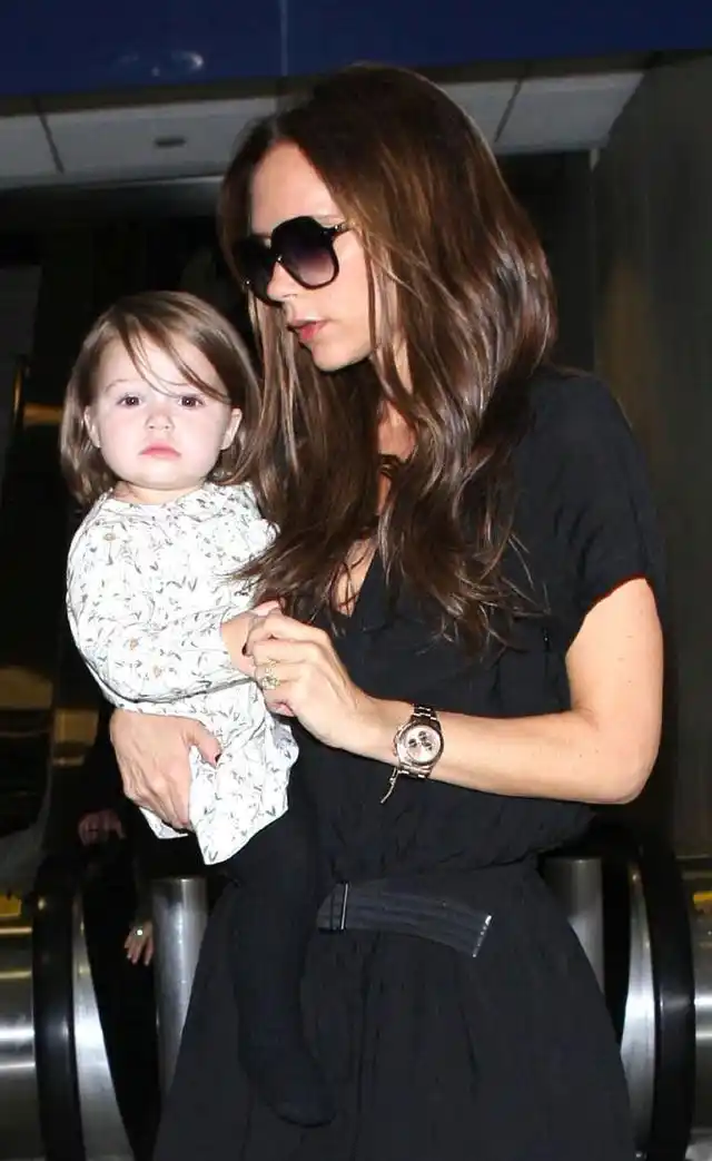 贝克汉姆女儿小七近照 天生丽质小公主牙齿长太丑了