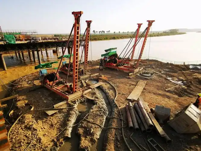 5#桥墩有4台钻机正在进行钻孔灌注桩施工,目前还没有成孔.