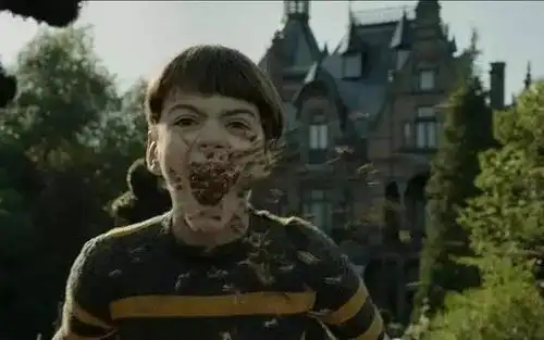 有口吐蜜蜂的男孩 有点恶心呢