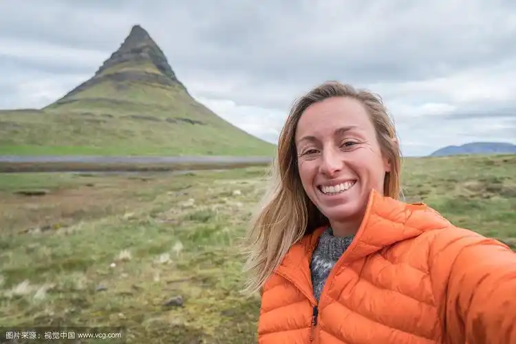 冰岛女游客在kirkjufell山的自拍照