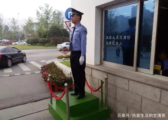 正在站岗的保安