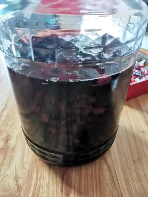 桑葚酒是一种使用桑葚和酒精进行酿制的浓郁酒品.