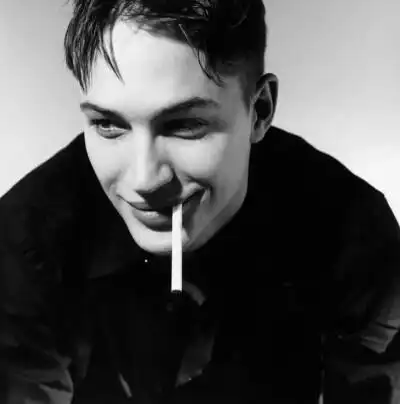 汤姆哈迪年经时候美图 为什么都叫他汤老湿