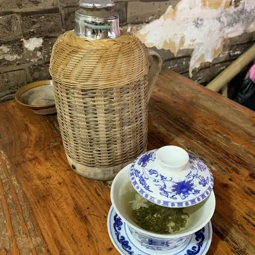 下雨天和老妈一起逛宽窄巷子,在老茶馆喝一杯烫嘴的盖碗茶秋天让人