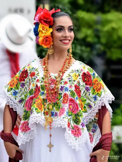 抓拍2017南昌绳金塔美食节上表演的墨西哥女郎