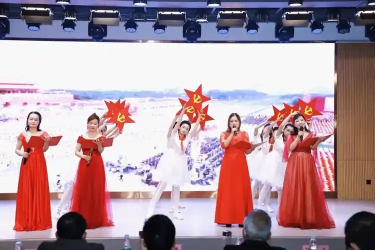 为了庆祝建党百年,19支队伍循着对党的热爱来到了现场,用诗歌诵读