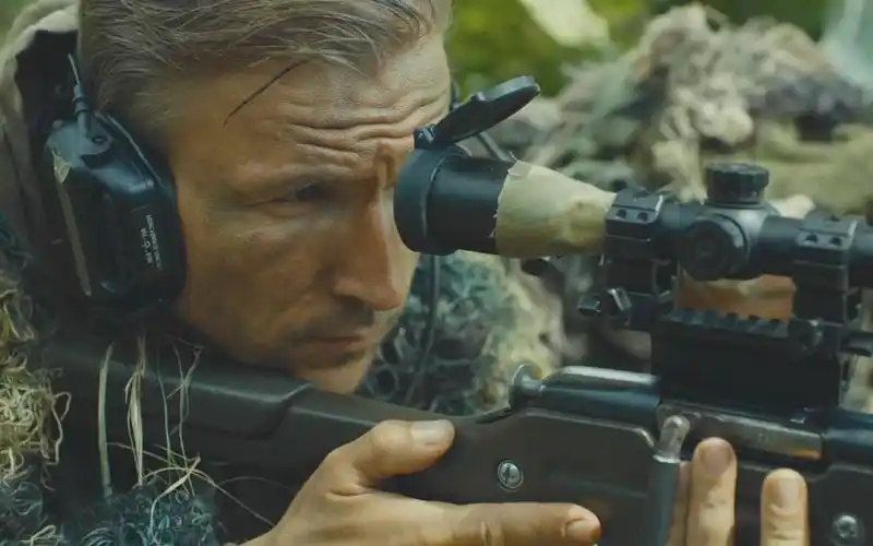 俄罗斯版"突袭",退役特种兵以一敌百,一人单挑一队雇佣兵