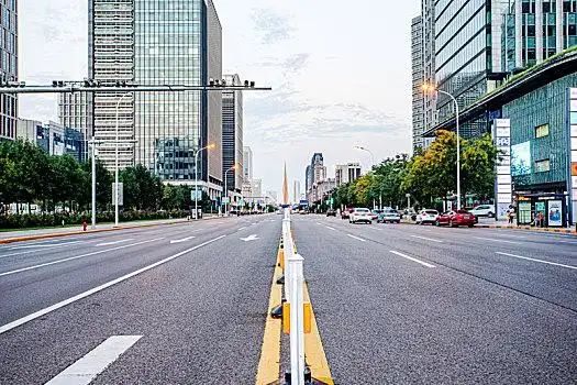 城市街道十字路口,红绿灯,现代建筑