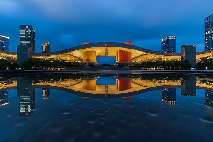 蓝调下的深圳市民中心 - 南山大道