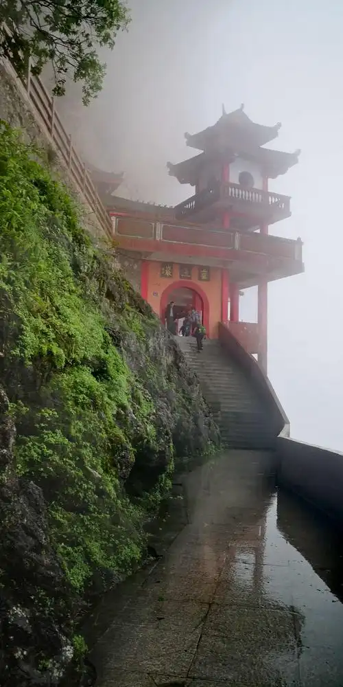 漳州市平和县大溪镇灵通岩,海拔1282米