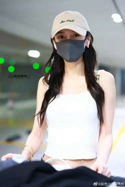 白色吊带#angelababy今日机场路透,白色吊带造型清爽十足,好细的腰啊