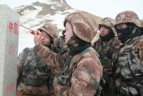 新疆某边防团首批女兵首次走上边关巡逻路