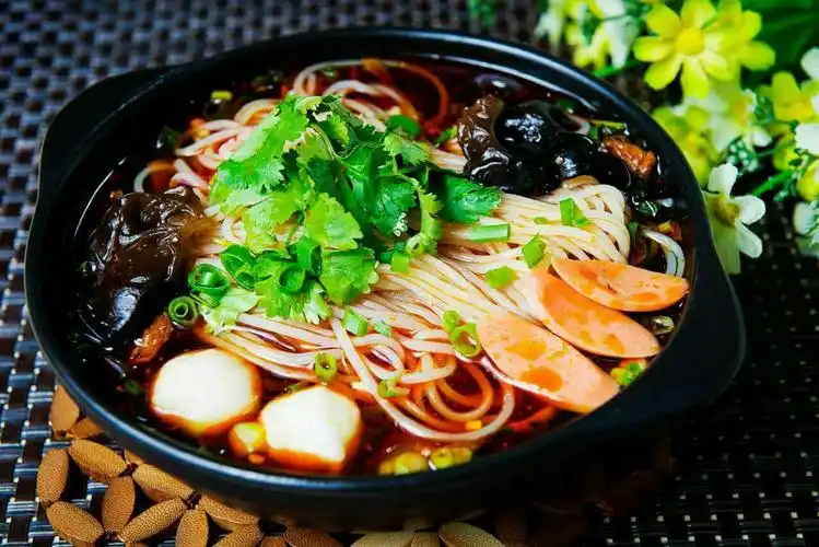 砂锅米线送饼子