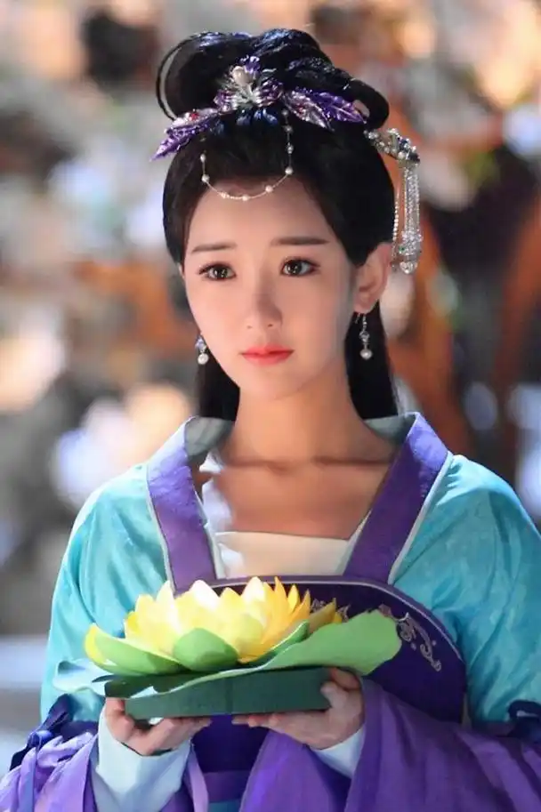 毛晓彤的脸有点圆润还带点婴儿肥,这是典型的甜妹脸,这么幼态十足的