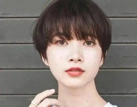 清爽减龄的夏季短发,好看减龄又时髦,特别显脸小