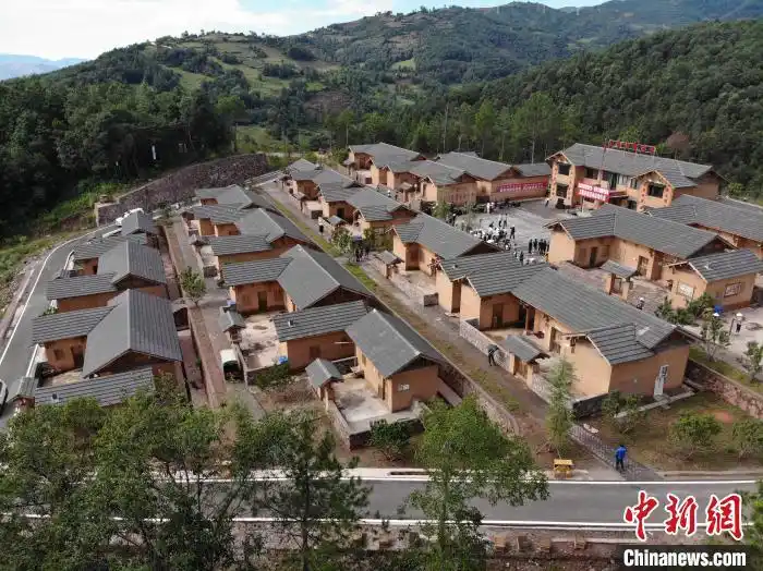 四川凉山三河村破旧土坯房变身彝家新寨