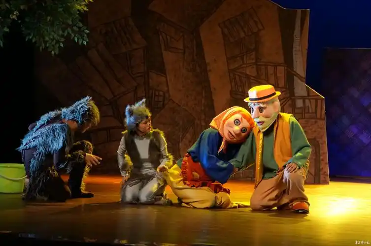 名著改编剧和本土原创剧最受小观众喜爱,例如人偶剧《寻找大熊猫》