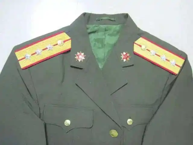 军装肩膀和领子上的荣耀星星