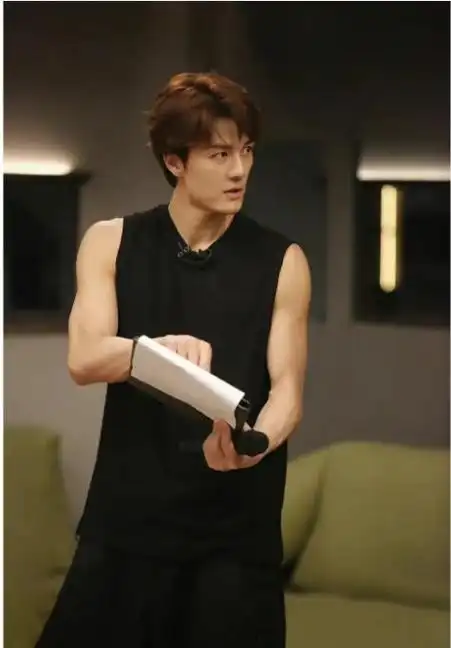 7月4日,据台湾媒体报道,知名歌手吴克群宣布与演员女友陈语安分手