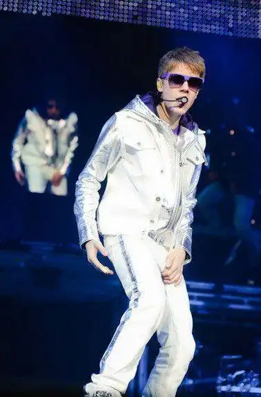 (艾米纳姆)又将矛头瞄准了另一位当红明星justinbieber(贾斯汀-比伯)