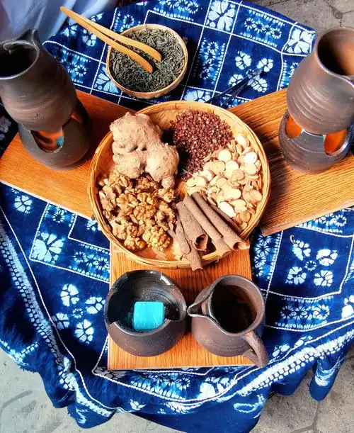 驰名中外的白族三道茶,以其独特的"头苦,二甜