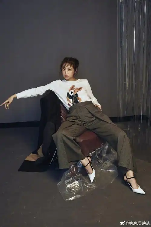 组图:鬼鬼吴映洁雀斑妆拍写真 姿势霸气御姐范儿十足 : 新浪娱乐讯 8