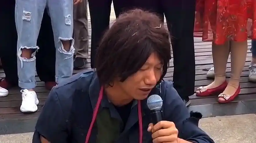 流浪小哥街头卖唱一首曾经心痛能听出来是个有故事的人