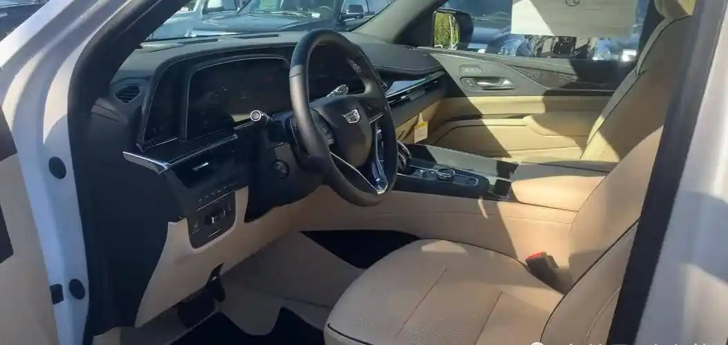 2021款"凯雷德"到港,首搭oled双仪表盘,空间堪比城堡!