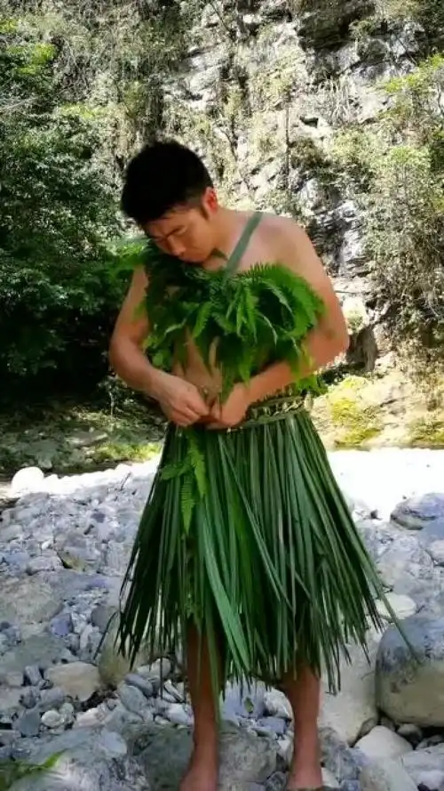 挑战单人荒野求生,自制原始人的衣服.