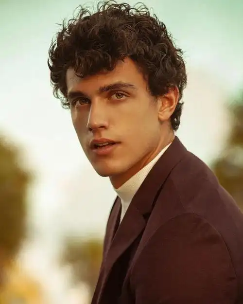 今天分享的这位西班牙帅哥,你可以吗?