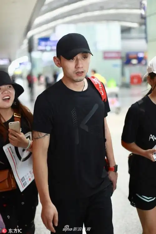 张继科全黑造型现身纹身若隐若现显男人味