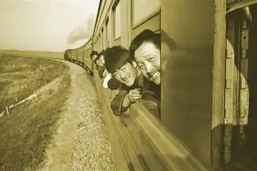 90年代前的绿皮火车:图三情侣挤在一张卧铺上,图四都是回忆!