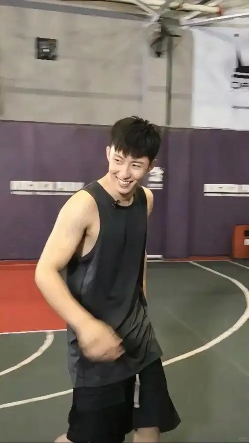 娱乐圈10位"大鼻子"男星:个个都有女朋友,果然要相信美女眼光