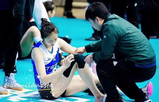 揪心丁霞赛后剪掉脚上厚厚的胶带疼痛难忍险落泪