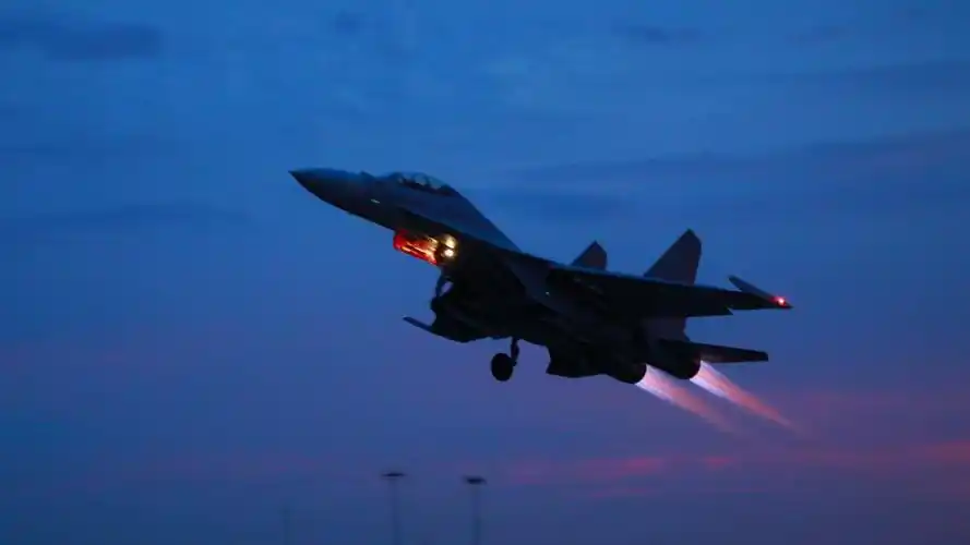 东部战区空军航空兵某旅开展跨昼夜飞行训练_央广网