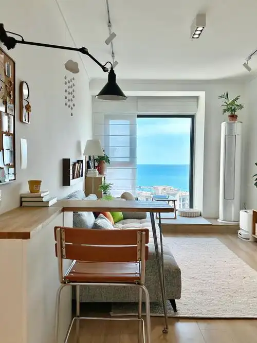 在这50平的海景房里,每一寸空间都充满了海的韵味.