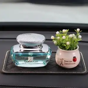 车载香水持久淡香车内除味空气清新剂汽车用品古龙香薰男装饰摆件