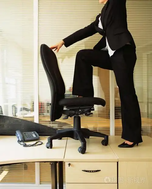 女商人踩在办公椅上