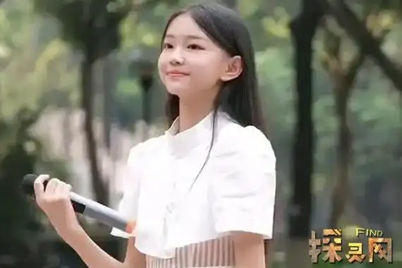 宋小睿正在上学,并且学习成绩还不错,获得过很多奖杯.