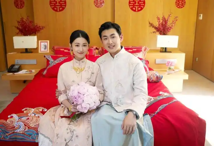 王彦霖婚礼照曝光,伴郎团抢镜,秦俊杰被调侃与"光头强"撞脸