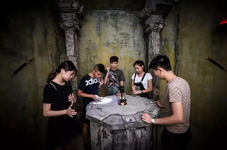 真人密室逃脱是一种解密游戏,需要玩家在游戏中寻找线索分析判断,一