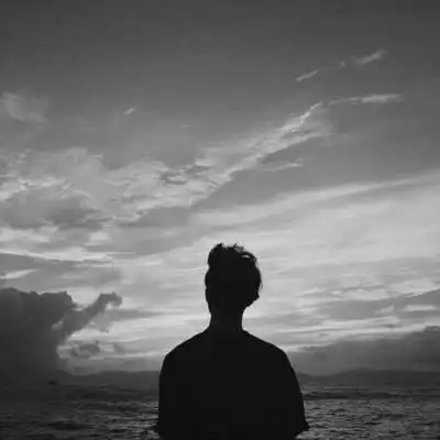 海边黑白男生头像图片面对大海保持你的深呼吸